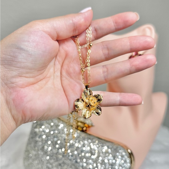 NEW | 18K Gold Plated Layered Necklace with Floral Charm 🌺 - Picture 5 of 5